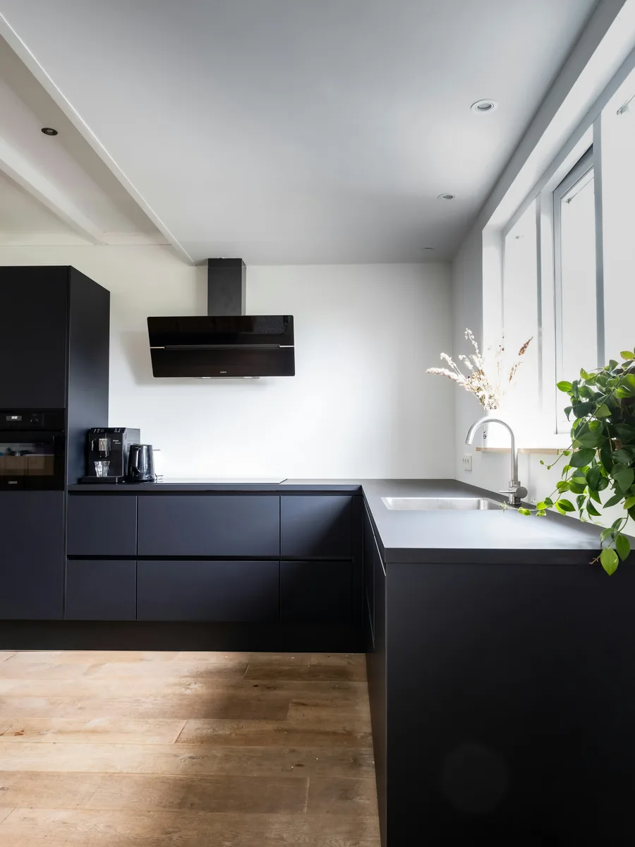 Detalje af nye matte køkkenfronter med integreret greb i Aalborg