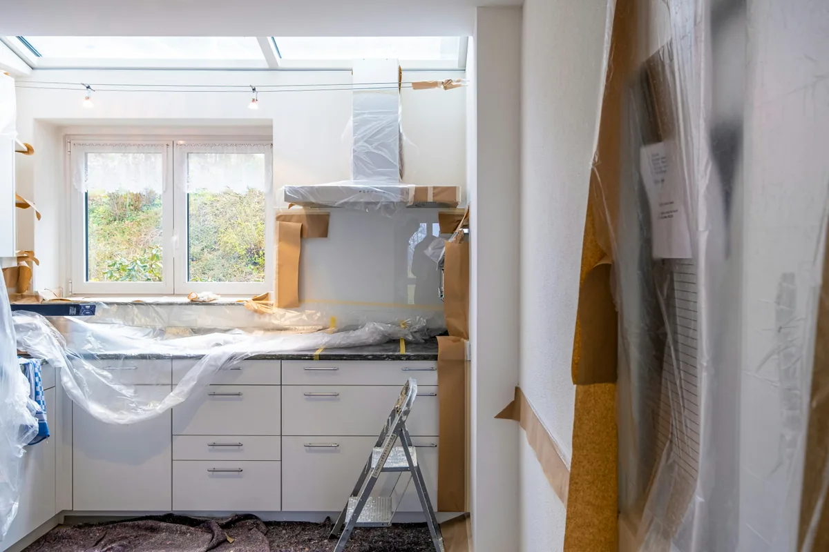 Snedker arbejder med køkkenrenovering i parcelhus i Aalborg