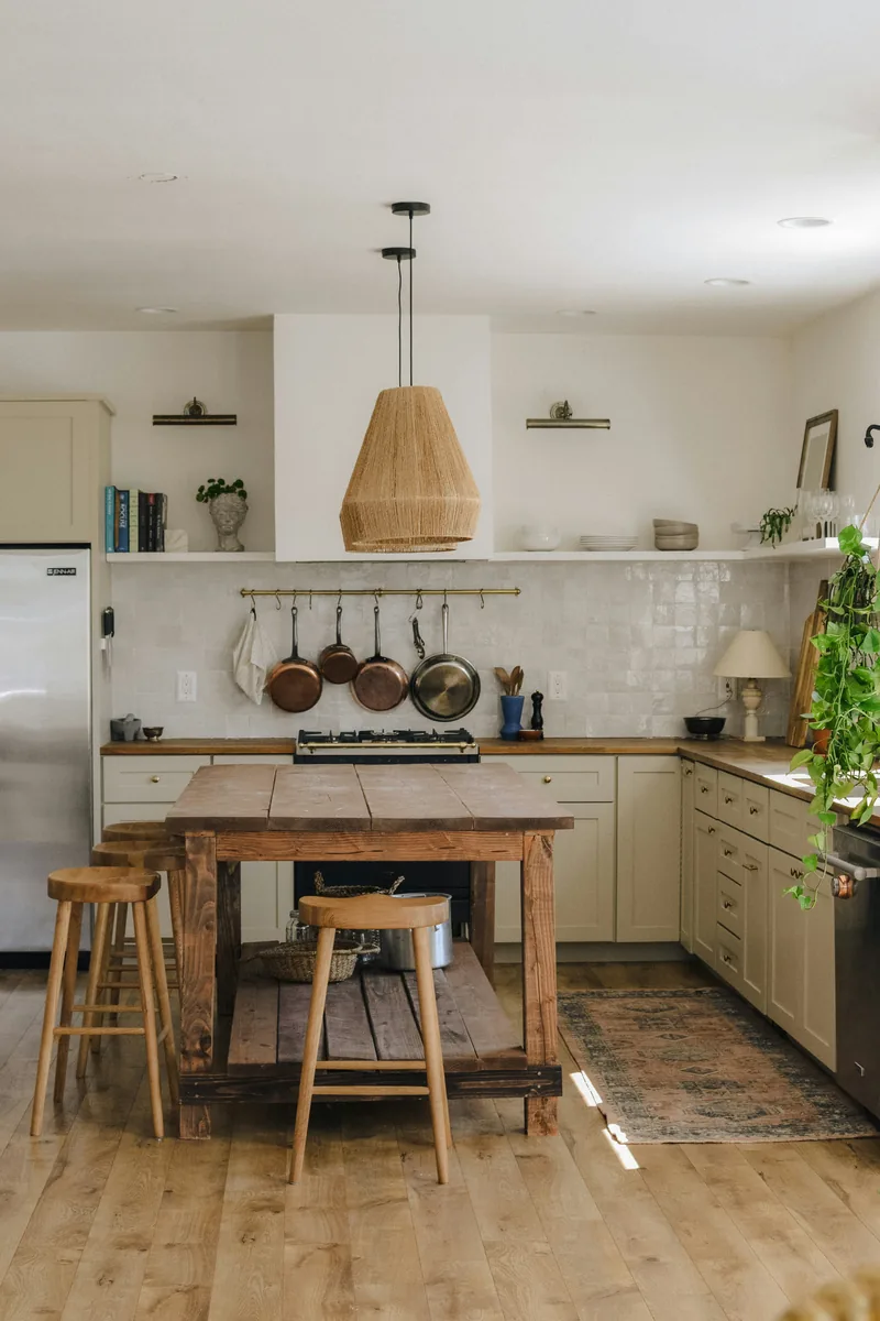 Snedker arbejder med køkkenrenovering i parcelhus i Aalborg